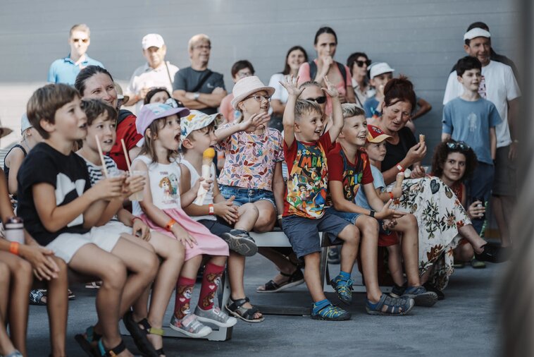 Offline story na poli. Žádné scrollování. Přijďte si pro skutečné příběhy