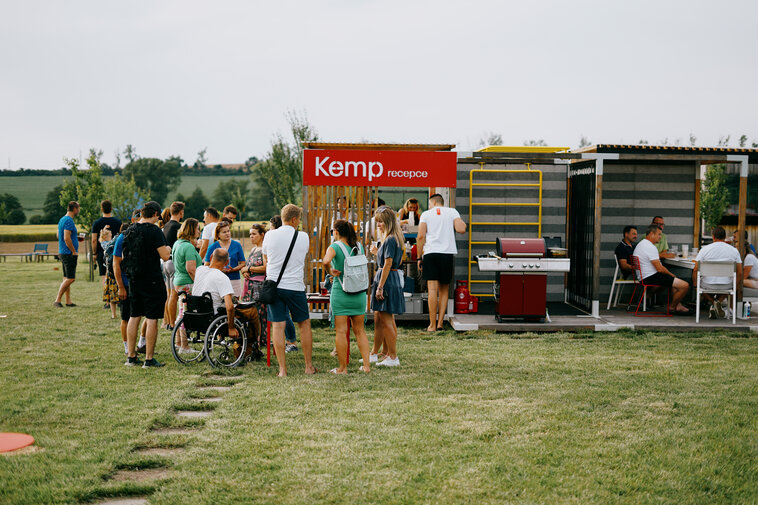 Za naší továrnou jsme otevřeli kempus. Teď je pro všechny