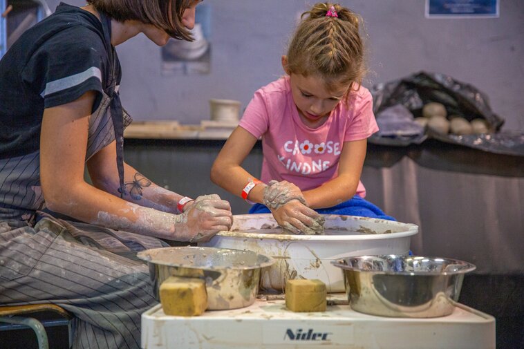 Aktuálně z polepšovny: ruce v hlíně nebo kámen, nůžky, papír