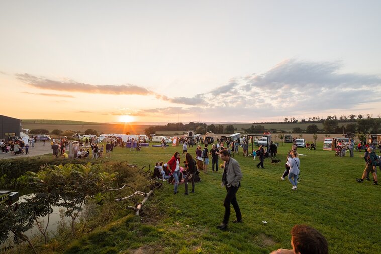 Na louce vyrostl sad. A uzrál v něm kemp